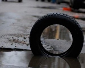 Як автомобілі "влітають" в ями: добірка відео
