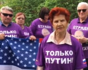 Пенсионеры &quot;Отряда Путина&quot; порвали флаг США обращаясь к Трампу