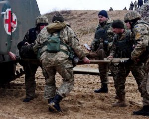Бойовики на Донбасі лютують: серед військових є поранені
