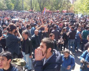 За 10 років з країни вивезли $7,5 млрд - у Єревані оголосили про революцію. Поліція зігнала бронетехніку