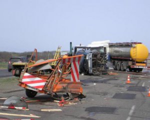 Фура з аміачною водою в&#039;їхала в дорожніх працівників