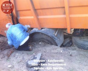 У Києві сміттєвоз провалився під асфальт