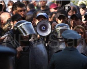 В Армении массово задерживают протестующих