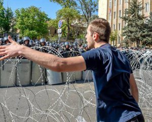 В Ереване увеличилось число задержанных протестующих