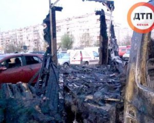 В столице ночью сгорели 4 машины