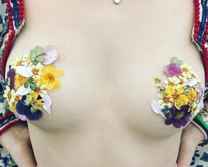 Модные тенденции 2018: засушенные цветы как украшение для женских прелестей