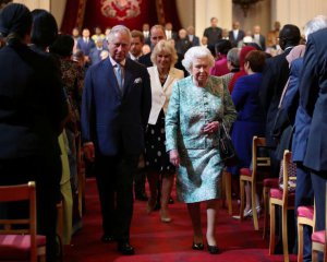 Елизавета II передает королевские полномочия