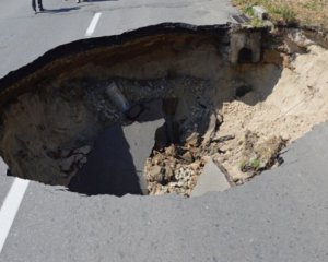 На Сумщині на дорозі утворилося триметрове провалля