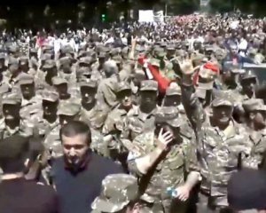 До протестів у Єревані приєдналися військові. Кремль прокоментував можливість втручання