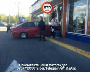 Водійка на підборах влаштувала аварію