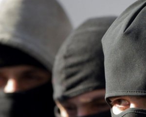 Трое грабителей в масках ограбили семью