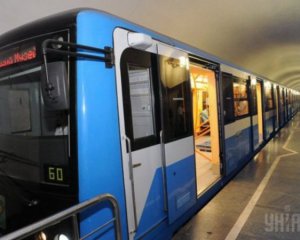 Хлопець прокатався в метро між вагонами потяга