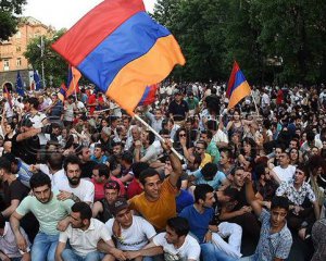 Тисячі людей вийшли на вулиці: у Вірменії поновилися протести
