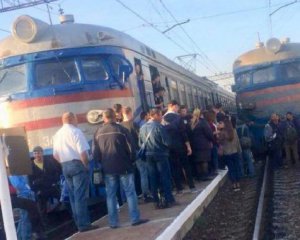 Розгнівані пасажири заблокували рух на залізничній станції у Львові