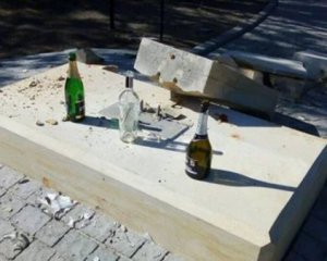 Вандали розтрощили пам&#039;ятник українським героям