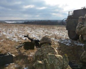 На Донбасі постраждали троє українських військових