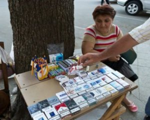 &quot;Дешево, доступно і поштучно&quot; -  у Києві незаконно торгують цигарками