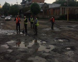 Наноремонт - асфальт укладывали в огромные лужи