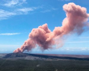 50-метровые фонтаны лавы и массовая эвакуация: в сети показали извержение вулкана на Гавайях