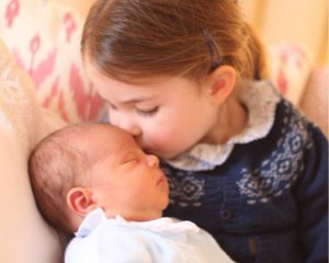 Королевская семья показала первые фото новорожденного принца