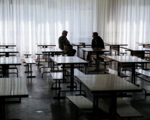 "У стінах шкіл - отвори від куль, а вікна закладені мішками" - як вчаться 200 тис. українських учнів