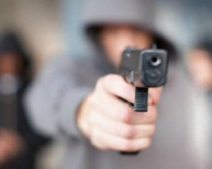 Учасники ДТП та перехожі  влаштували стрілянину під час бійки