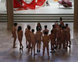 фото Семья нудистов Музей в Париже посетили 160 голых людей | Новости на Gazeta.ua