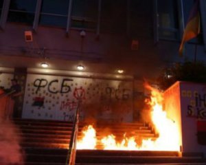 В здание "Интера" бросили "коктейль Молотова"