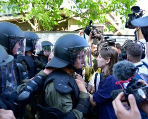 Националисты подрались с полицейскими под имением Левочкина
