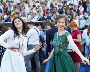 Шкільний випуск обійдеться батькам у місячну зарплату
