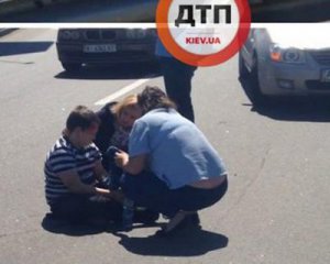 В Киеве разыскивают водителя, который сбил ребенка и оставил посреди дороги