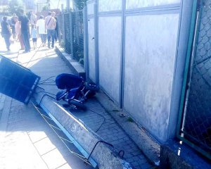 На коляску с 2-летним ребенком упал бетонный столб