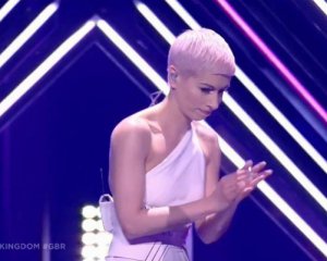 Евровидение-2018: зритель прорвался на сцену и забрал микрофон участницы