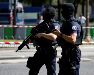 Неизвестный с ножом в Париже напал на прохожих: Исламское государство взяло на себя ответственность за теракт