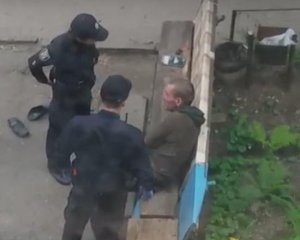 Полицейские издевались над бездомным: появилось видео