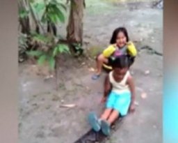 Діти проїхалися на спині пітона: опублікували шокуюче відео