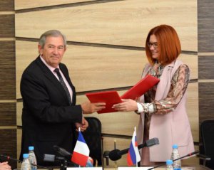 Франция осудила своего мэра, который поехал в Крым