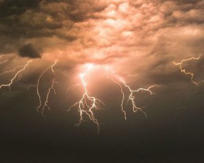 Грози та потужна магнітна буря: синоптики розповіли про погоду на кілька днів