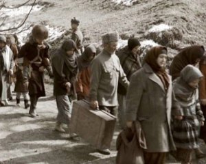 Сотні кримських татар зібралися  на адмінкордоні з Кримом