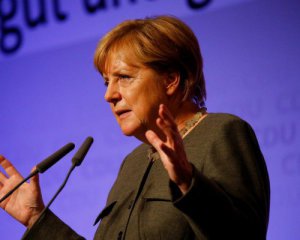 Меркель пообіцяла російським журналістам поговорити з Порошенком