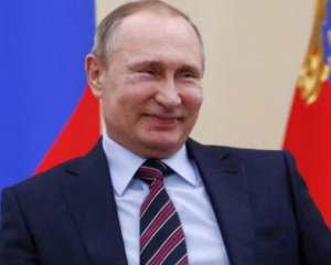 &quot;Стабильность достигнута&quot;: Путина предлагают оставить в кресле на три срока подряд