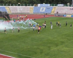 У Черкасах поліція жорстко віддубасила фанатів - відео