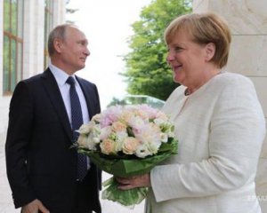 Букет Путина для Меркель имел скрытый смысл - немецкие СМИ
