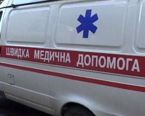 3-річна дитина випала з 5-го поверху, поки мати прибирала двір