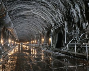 Прорубав вікно в Європу: Порошенко в кабіні машиніста відкрив Бескидський тунель
