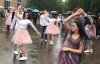 Вальс украинских выпускников под дождем растрогал Сеть