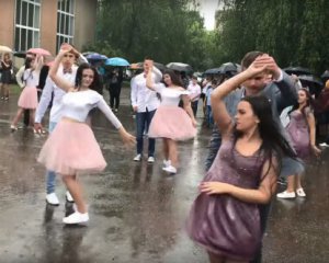 Вальс украинских выпускников под дождем растрогал Сеть