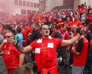 Дорогий проїзд і божевільні водії: вболівальники розповіли враження про Україну