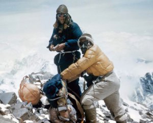 Первопроходцы оставили на вершине Эвереста конфеты