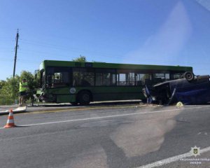 Автобус с пассажирами попал в смертельную аварию